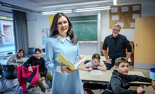 Schulleiter Sven Pachur (rechts im Hintergrund) ist froh, mit Oksana Bielik ein perfekte Lehrerin als Klassenleitung für eine der Internationalen Klassen der Luisenschule gefunden zu haben. Den Schülern und auch ihren Eltern hilft es, dass die 36-Jährige auch Russisch und Ukrainisch spricht. - Sarah Jonek Fotografie