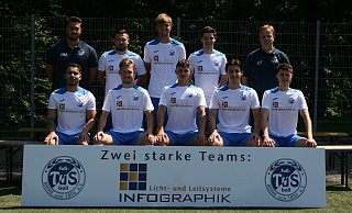 Viele neue Gesichter beim TuS: Torwarttrainer Karim Manaa (h.v.l.), Anton Safonov, Jan-Niclas Kreft, Jannis Wehmeier, Trainer Carsten Johanning sowie Zakaria Azrioual (v.v.l.), Matthias Lindemann, Marvin Wehmeyer, Marko Lukic und David Kromm. - Nicole Bentrup