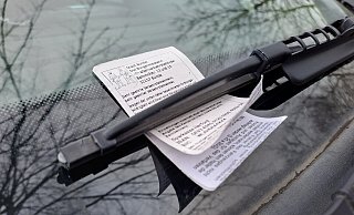 Wer auf den städtischen Parkflächen die Parkscheibe vergisst oder die Parkzeit überschreitet, riskiert ein Knöllchen. - Symbolfoto: Peter Heidbrink