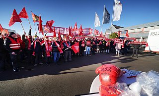 Mehr als 120 Beschäftigte legten bei Rotpunkt am Donnerstag für gut eineinhalb Stunden die Arbeit nieder. - Gerald Dunkel