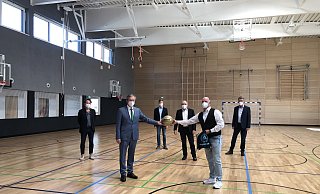 Bei der Einweihung sind (v. l.) Architekt Uwe Balhorn, Bürgermeister Michael Dreier, Sören Lühr (Betriebsleiter Gebäudemanagement Paderborn), Beigeordneter Wolfgang Walter, Schulleiter Dirk-Oliver Pfizenmaier und Hubert Wewer (Architektur-Werk-Stadt). - Stadt Paderborn