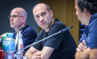Im August wurde Daniel Scherning (M.) von Arminia-Sportchef Samir Arabi auf die Alm zurückgeholt. - Sarah Jonek