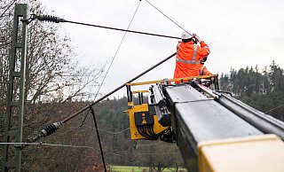 Reparaturarbeiten nach dem Sturmtief "Zoltan" an den Anlagen der Oberleitung. - Deutsche Bahn AG / Oliver Lang