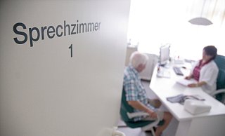 Einen neuen Hausarzt oder neue Hausärztin zu finden, dürfte in den kommenden Jahren noch schwieriger werden. Die Sprechzimmer sind voll. Die Stadt soll nun Abhilfe schaffen. - Verwendung weltweit