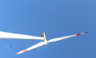 Kletterer begutachten das defekte Windrad. - Theis / Westfalenwind