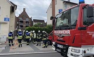Großeinsatz der Lübbecker Feuerwehr mitten in der Innenstadt am Busbahnhof. Im Post-Shop an der Gerichtstraße 8 befindet sich ein Paket mit einer ätzenden Substanz. - Heike von Schulz