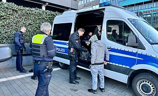 Eine Polizeirazzia auf dem Kesselbrink sorgte am Mittwoch für viel Aufsehen. - BARBARA FRANKE