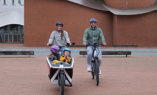 Annika, Tobias und ihre beiden Kinder werden eine Woche lang Einkauf, Freizeitaktivitäten und Arbeit mit Lasenrad und E-Bike erledigen. Das Auto bleibt stehen. - Stadt Herford