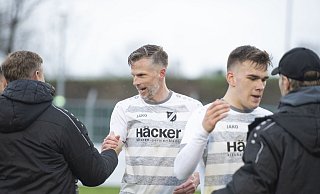 Einer bleibt, einer geht: Daniel Flottmann (2. v. l.)hat beim SV Rödinghausen für ein weiteres Jahr verlängert, Malte Meyer (2. v. r.) verlässt den Verein. - Joel Beinke