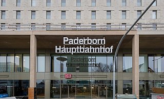 Zur Bahnhofstraße hin prägen Glaselemente das Erscheinungsbild des neuen Hauptbahnhofs. - Niklas Tüns