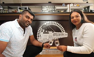 Vimal Mathanraj und Ramshita Ramanathan laden zum Buffet ein. - Sylvia Tetmeyer