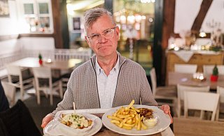 Seekrug-Wirt Christian Schulz hat die Preise zum Jahreswechsel erhöht. Auch das Schnitzel ist bei ihm jetzt teurer geworden. - Oliver Krato