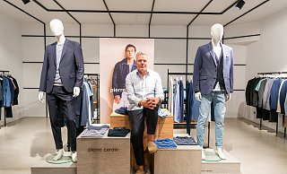 Raphael Heinold, Geschäftsführer der R. Brand Group, inmitten von Pierre Cardin. - Ralf Bittner