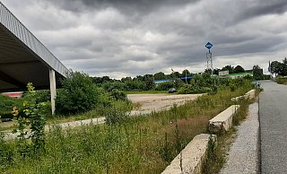Zwischen Photovoltaik-Moduldächern und der Aral-Tankstelle soll an der Straße Zum Heidhof gebaut werden. - Dieter Scholz
