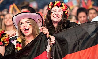 Vielen ist die Fanmeile zum Sommermärchen 2006 noch in bester Erinnerung. Auch zur EM im eigenen Land können Fußballfans wieder in der Lübbecker Kneipenmeile beim Public Viewing mitfiebern. - Verwendung weltweit