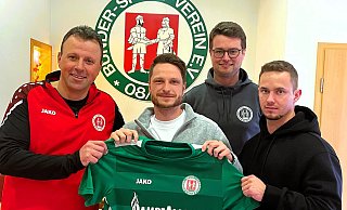 Vorfreude auf die nächste Saison beim Bünder SV: Sven Rottmann (v. l.), Neuzugang Denis Müller, Patrick Bulthaup und Trainer Phillip Willmann. - Florian Finke