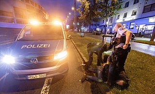 Jede Festnahme der Polizei kann für die Beamten lebensgefährlich werden, wenn ein Täter plötzlich ein Messer zückt. - Symbolfoto: Oliver Krato
