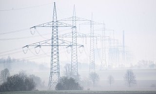 Nebel umhüllt eine Hochspannungsleitung: An der Leitung des Netzbetreibers Avacon zwischen Borgholz und Wolfhagen hatte es am Mittwochmorgen eine Störung gegeben. - Julian Stratenschulte/dpa Nebel umhüllt eine Hochspannungsleitung: An der Leitung des Netzbetreibers Avacon zwischen Borgholz und Wolfhagen hatte es am Mittwochmorgen eine Störung gegeben. - Julian Stratenschulte/dpa