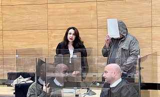 Beim Urteilsspruch: Nils Nigel T. verdeckt sein Gesicht, neben ihm ist seine Frankfurter Anwältin Anne Patsch zu sehen. - Wolfgang Wotke