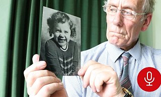Richard Lee zeigt ein Foto seiner Tochter Katrice. - Holger Kosbab