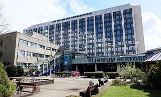 Anders als an vielen anderen Kliniken in Ostwestfalen-Lippe hält Vorstandssprecher Peter Hutmacher die Strukturreform für nötig und sinnvoll. - Frank-Michael Kiel-Steinkamp
