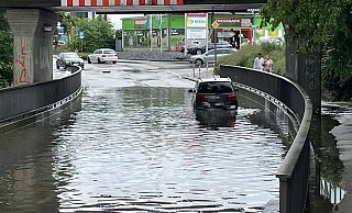 In Herford steht eine Straße unter Wasser. Ein Auto hat sich festgefahren. - Claus Frickemeier