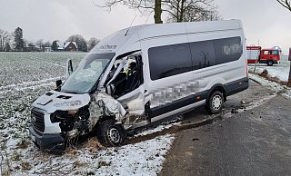 Die zwei Fahrzeuginsassen wurden bei dem Unfall in Helmern bei Bad Wünnenberg verletzt. - Feuerwehr Bad Wünnenberg