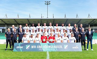 Auf ins zehnte Regionalliga-Jahr der Klubgeschichte: Spieler, Trainer und Offizielle des SV Rödinghausen. - Joel Beinke