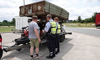 Landwirtschaftliche Geräte sollen nach Polen gebracht werden. Doch sind sie auf dem Anhänger auch sicher verzurrt? - pb