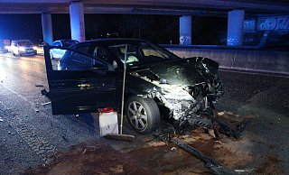 An den am Unfall auf der B1 bei Paderborn beteiligten Autos entstand Totalschaden. - Feuerwehr An den am Unfall auf der B1 bei Paderborn beteiligten Autos entstand Totalschaden. - Feuerwehr