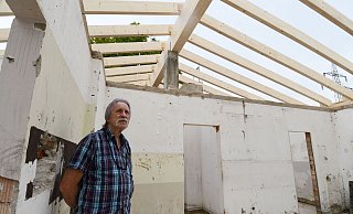 Bis auf die Außenwände ist das Vereinsheim des Kleingartenvereins Riemeke nach dem Brand nun entkernt. Der Dachstuhl ist bereits erneuert. Doch noch bleibt viel zu tun, weiß Vorsitzender Manfred Ahle. - Lena Henning