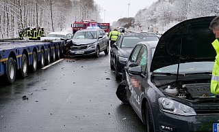 Insgesamt acht Fahrzeuge sind in den Unfall auf der A 44 verwickelt. - Ralph Meier