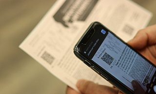 Das Ergebnis eines PCR-Tests: Mit dem Smartphone wird der QR-Code gescannt, um das Ergebnis des Tests einzusehen. - David Knapp