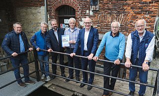 Vor Schäfermeiers Mühle (v. l.) Ortsvorsteher Michael Bolte, Thomas Glahe (2. Vorsitzender), Volker Huckemann, Heinz-Josef Haase (2. Vorsitzender), Bernhard Hoppe-Biermeyer, Klaus Ellermann (Vorsitzender) und Michael Schimming. - Hoppe-Biermeyer