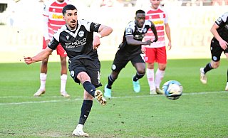 Kurz vor der Halbzeit setzte Arminias Nassim Boujellab einen Elfmeter an die Latte – es blieb bei der 2:0-Führung für Jahn Regensburg. - IMAGO/Zink