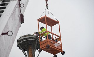 Hubert Drüke ging per Kran in die Luft, um das Nest mit Heu auszupolstern und bezugsfertig zu machen. - Grubestörche