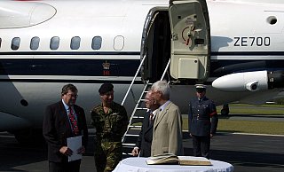 Prinz Chales wird auf dem Flughafen Paderborn-Lippstadt im September 2004 von Airport-Geschäftsführer Fritz Henze und Aufsichtsratschef Reinhold Stücke begrüßt. - Marc Köppelmann