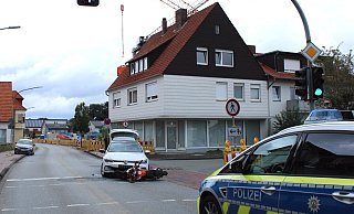 Einer der Unfälle: Das Motorrad blieb direkt vor der Fahrzeugfront des VW auf der Fahrbahn der Bremer Straße in Pr. Oldendorf liegen. - Polizei Minden-Lübbecke