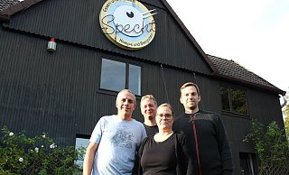 Matthias Koring (l.), Leif Gawinski, Miriam Kreft und Stefan Koring freuen sich darüber, dass der Specht künftig wieder an einem Donnerstag im Monat öffnet. - Eric Pielsticker