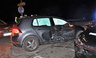 Der Sachschaden nach dem Zusammenstoß der drei Fahrzeuge liegt laut der Polizei bei insgesamt 13.000 Euro. - Polizei