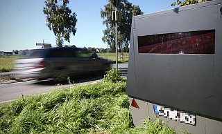 Vier Tage lang stand der mobile Blitzer an der Ellerbuscher Straße in Löhne. Der Standort war in der Vergangenheit oft Gegenstand von Diskussionen. Die könnten jetzt neu aufbranden. - Felix Eisele