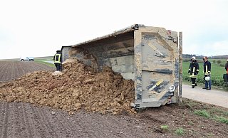 Der Verkehrsunfall mit einem landwirtschaftlichen Gespann bei Borgentreich. - Polizei