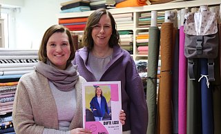 Stefanie Koch (links) und Liane Hinrichs haben vor kurzem zusammen mit einer Kundin und einer Schnittdesignerin ihr erstes eigenes Schnittmuster herausgebracht. - Lena Kley Stefanie Koch (links) und Liane Hinrichs haben vor kurzem zusammen mit einer Kundin und einer Schnittdesignerin ihr erstes eigenes Schnittmuster herausgebracht. - Lena Kley