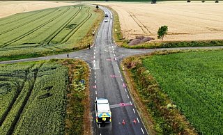 Ein Verkehrsunfalluntersuchungsteam sicherte nach dem schweren Unfall zwischen Sommersell und Entrup die Spuren. - Feuerwehr Steinheim