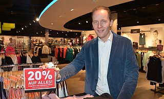 Der Räumungsverkauf läuft, damit Jens Klingemann sein Modehaus umgestalten kann. Foto: Thomas Kube - Thomas Kube