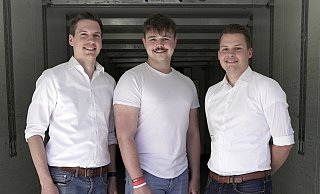 In den nächsten Wochen wollen die Gründerbrüder Patrick (l.) und Felix (r.) Kathöfer sowie Marketingchef Robert Göhner ihr fertiges Produkt vorstellen. - garage33