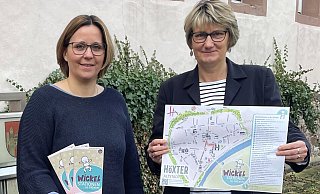 Greta Ingebrand (Stadt Höxter, l.) und Claudia Pelz-Weskamp (Gleichstellungsbeauftragte der Stadt Höxter) präsentieren die Übersichtsichtskarte. - Stadt Höxter