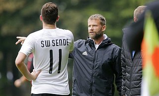 Sendes Trainer Jürgen Prüfer zeigt, wo es lang geht. Geht es nach dem Übungsleiter, so soll der SV Schwarz-Weiß am Ende der Bezirksligasaison auf einem einstelligen Tabellenplatz landen. - Henrik Martinschledde