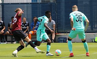 Kelvin Ofori läuft Vinko Sapina davon. Felix Platte (r.) sieht zu. - Jochem Schulze