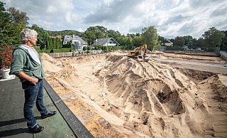 Martin Wolf blickt von seinem Grundstück auf eine riesige Baustelle. Bis an die Grundstücksgrenzen wurde ausgebaggert. Im Hintergrund ist der Tennisplatz zu sehen. - Felix Brenneke